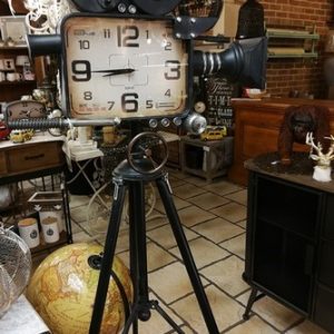 Horloge en forme de caméra de tournage, verre et métal