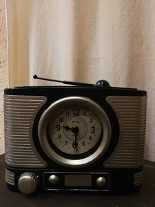 pendule de table en forme de radio métal noir vintage
