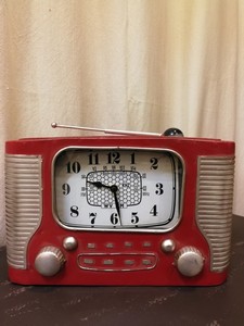 pendule de table reveil radio métal rouge vintage